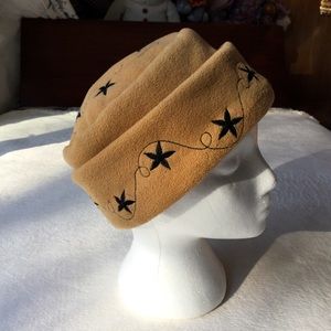 Thick fleece hat w/ black embroidery M/L